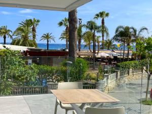 una mesa y sillas en un patio con vistas a la playa en Rentalmar Suites Salou Families Only, en Salou