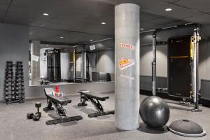 una sala con palestra con palo e pesi di Moxy Tromso a Tromsø