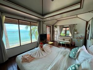 เตียงในห้องที่ Bangrak Pier Bungalow