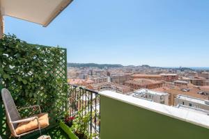 balkon z krzesłem i widokiem na miasto w obiekcie Eleventh Floor Suites w Cagliari