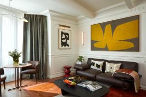 a living room with a couch and a table at Villa-des-Prés in Paris