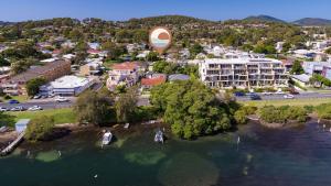 eine Luftansicht einer kleinen Insel in einem Wasserkörper in der Unterkunft DOUGLAS COTTAGE FORSTER in Forster