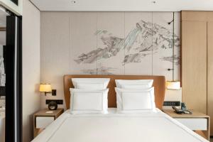 เตียงในห้องที่ Swissotel Beijing Hong Kong Macau Center