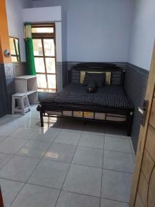 - une chambre avec un lit dans l'établissement Budhis Home, à Bromo