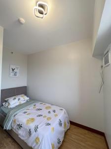 Rúm í herbergi á Verdon Parc 2BR Condotel Trevans