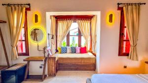 um quarto com uma cama e uma janela num quarto em Banana Alaçatı Wellness Hotel - Adults Only em Alacati