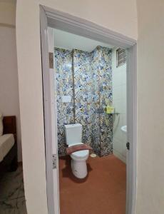 ein Bad mit einem WC und einer Dusche in der Unterkunft 88 Backpackers Hua Hin in Hua Hin