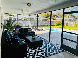 בריכת השחייה שנמצאת ב-Heated Pool, Pet friendly,Dunedin Beach Gem או באזור