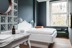 1 dormitorio con cama blanca y ventana en Grand Ferdinand Vienna – Your Hotel In The City Center, en Viena