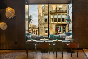 Area tempat duduk di Motel One Edinburgh-Royal