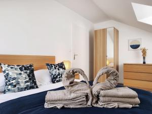 - une chambre avec 2 serviettes sur un lit dans l'établissement Akela - Appartement à 12mn de Disneyland Paris !, à Bussy-Saint-Georges