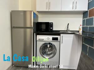 Bedroom La Casa Dilijan N2 في ديليجان: مطبخ مع ثلاجة وغسالة ملابس