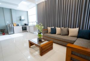 sala de estar con sofá y mesa de centro en Quest Colombo Residencies, en Talawatugoda