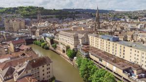 z góry widok na miasto z rzeką w obiekcie DoubleTree by Hilton Bath w mieście Bath