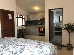 um quarto com uma cama e uma cozinha com em Charming 1-Bed Studio in Huanchaco with balcony em Huanchaco