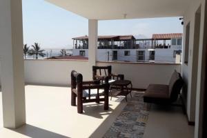 um quarto com uma varanda com uma mesa e cadeiras em 1BedStudioHuanchaco Balcony ClosetoLocalSights em Huanchaco