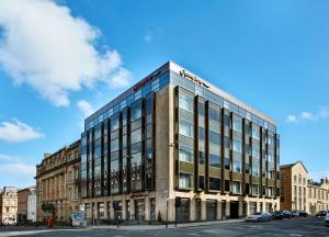 un edificio in una strada accanto a una strada di Hampton by Hilton Glasgow Central a Glasgow