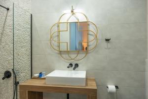 y baño con lavabo y espejo. en Galazio Seaside Luxury Rooms & Coffee Shop en Platamonas