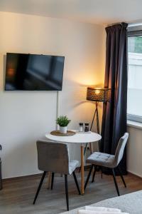 A television and/or entertainment centre at Studio Apartment am Kurpark