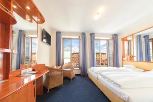 Giường trong phòng chung tại Hotel Kontorhaus Stralsund