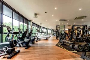 een fitnessruimte met een rij loopbanden en hometrainers bij Citygate 1BR Condo L709, Several Pools, near Phuket Fantasea & Kamala Beach in Kamala Beach