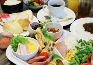 um prato de alimentos com diferentes tipos de alimentos sobre uma mesa em APA Hotel Hakata Ekimae 4 chome em Fukuoka