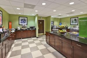 Кухня или кухненски бокс в Hampton Inn & Suites Providence-Warwick Airport