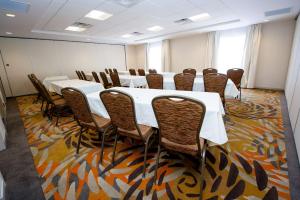 una sala de conferencias con una mesa larga y sillas en Hampton Inn & Suites Truro, NS en Truro