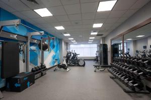 un gimnasio con muchos equipos y bicicletas. en Hilton Garden Inn Charlotte/Concord, en Concord