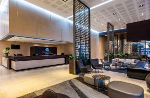 Hilton DoubleTree Bogotá Salitre AR tesisinde bir oturma alanı