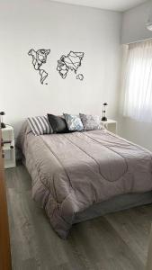 A bed or beds in a room at Rosales.RM - Depto completo 2 ambientes con patio.