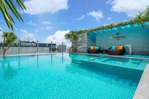 Kolam renang di atau dekat dengan Bella Merry Hotel and Apartment