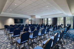 uma sala de conferências com cadeiras e uma televisão de ecrã plano em Courtyard by Marriott Austin Dripping Springs em Dripping Springs