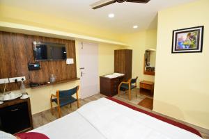 um quarto de hotel com uma cama e uma casa de banho em The Hook BnB, Port Blair em Haddo