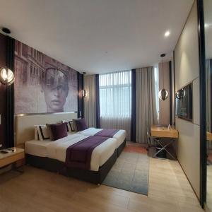 Tempat tidur dalam kamar di BEYZAA HOTEL AND SUITES