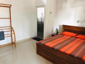 Ліжко або ліжка в номері Sanithu Homestay Galle