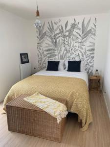 1 dormitorio con 1 cama extragrande con reposapiés en Appartement neuf T2 en Saint-Pierre-Quiberon