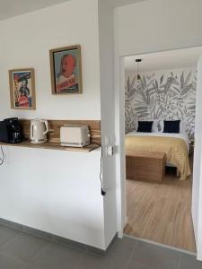 1 dormitorio con 1 cama en una habitación en Appartement neuf T2 en Saint-Pierre-Quiberon