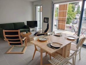 sala de estar con mesa y sillas en Appartement neuf T2 en Saint-Pierre-Quiberon