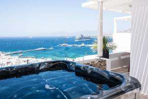 bañera con vistas al océano en Νumi Boutique Hotel en Mykonos ciudad