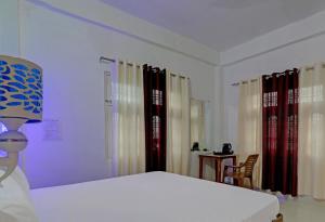 Tempat tidur dalam kamar di Super Hotel O Surya Inn