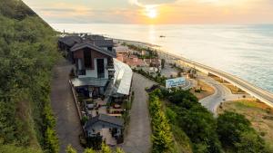 un edificio sul fianco di una collina vicino all'oceano di Peerless Villas Hotel a Trabzon