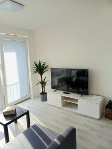 En TV eller et underholdningssystem på New apartment 5 minutes by walk from the airport with free garage parking