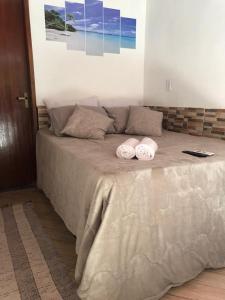 1 dormitorio con 1 cama grande y 2 almohadas en BLUE DOOR BRASIL en Ilha Grande