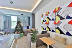 een woonkamer met een kerstboom en een bank bij Brown Dot Hotel Ulsan Samsan in Ulsan