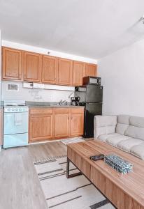 Dapur atau dapur kecil di Modern Studio - Heart of Waikiki with Parking!