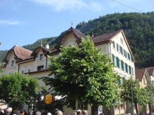 um grupo de pessoas em pé em frente a um edifício em Hasli Lodge em Meiringen