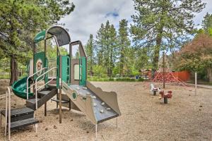 משחקיית ילדים ב-Seventh Mountain Condo in Bend with Scenic Views!