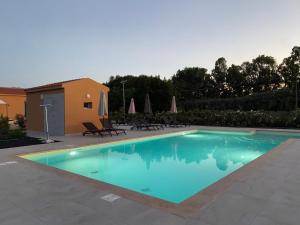 Swimming pool sa o malapit sa Maris Suite - Appartamento con vasca idromassaggio