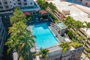 Kolam renang di atau di dekat Fortune House Hotel Suites